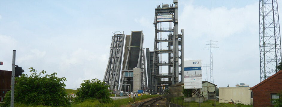 Opened flaps of the Rethe bascule bridge with the old Rethe lift bridge next to it